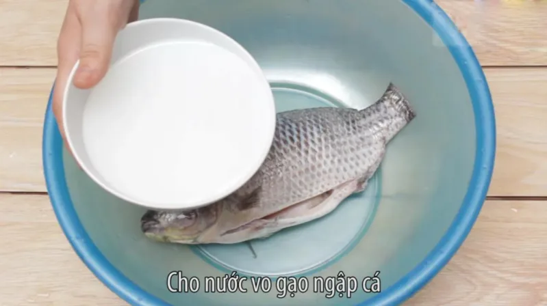 Nước vo gạo lần hai có thể hỗ trợ làm dịu mùi tanh mà không tạo vị chua rõ trên thịt cá