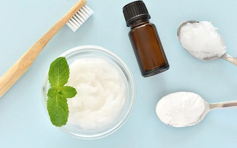 Hỗn hợp baking soda và nước nên được sử dụng với lượng nhỏ, bàn chải lông mềm và thao tác nhẹ nhàng