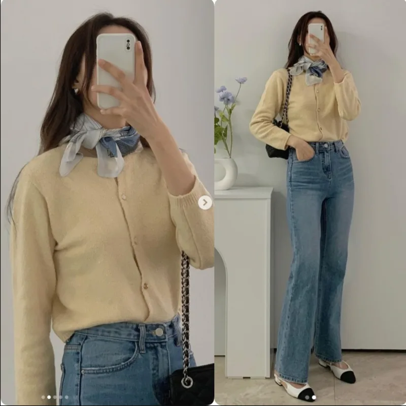 Set áo dạ be cùng áo len trắng và quần jeans tạo cảm giác tinh tế, nhẹ nhàng và dễ ứng dụng hằng ngày.