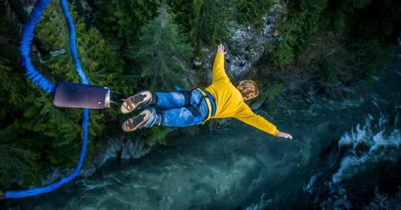 Bungee là một hoạt động mạo hiểm được thực hiện từ cầu, tháp, cần cẩu hoặc bục nhảy chuyên dụng