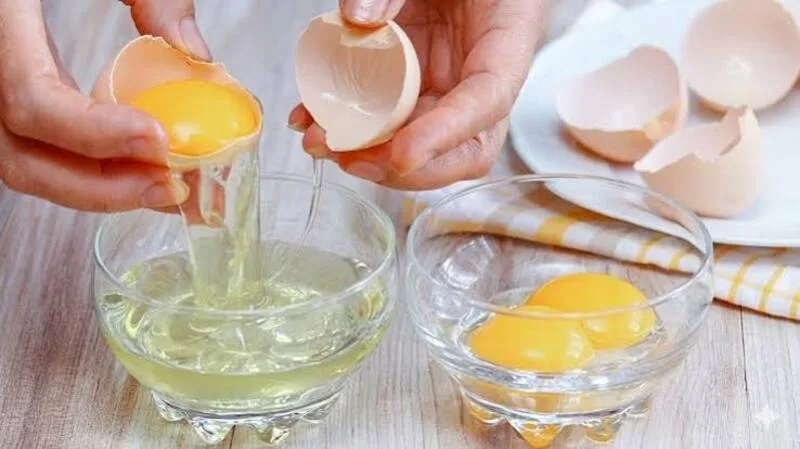 Lòng trắng trứng chủ yếu chứa nước và protein, nhưng các thành phần này không đồng nghĩa sẽ thẩm thấu sâu hoặc tái tạo collagen khi bôi lên da.
