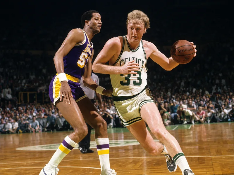 Small Forward là vị trí đa năng, có thể tham gia ghi điểm, rebound, chuyền bóng và phòng thủ.