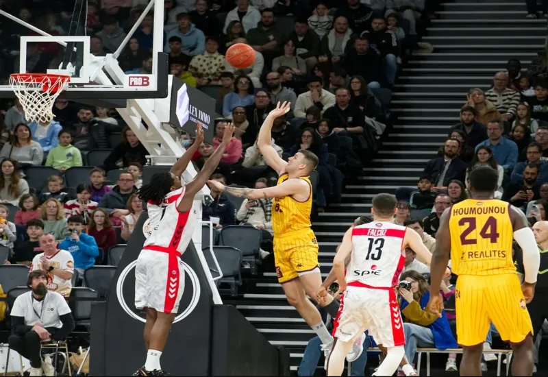 Power Forward thường hoạt động gần bảng rổ, tập trung vào tranh chấp, rebound và hỗ trợ ghi điểm bên trong.