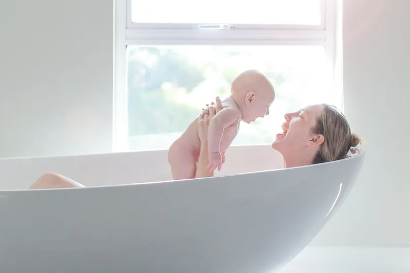 Tắm nhanh bằng nước ấm và giữ vùng vết thương sạch, khô giúp mẹ cảm thấy thoải mái hơn sau sinh.