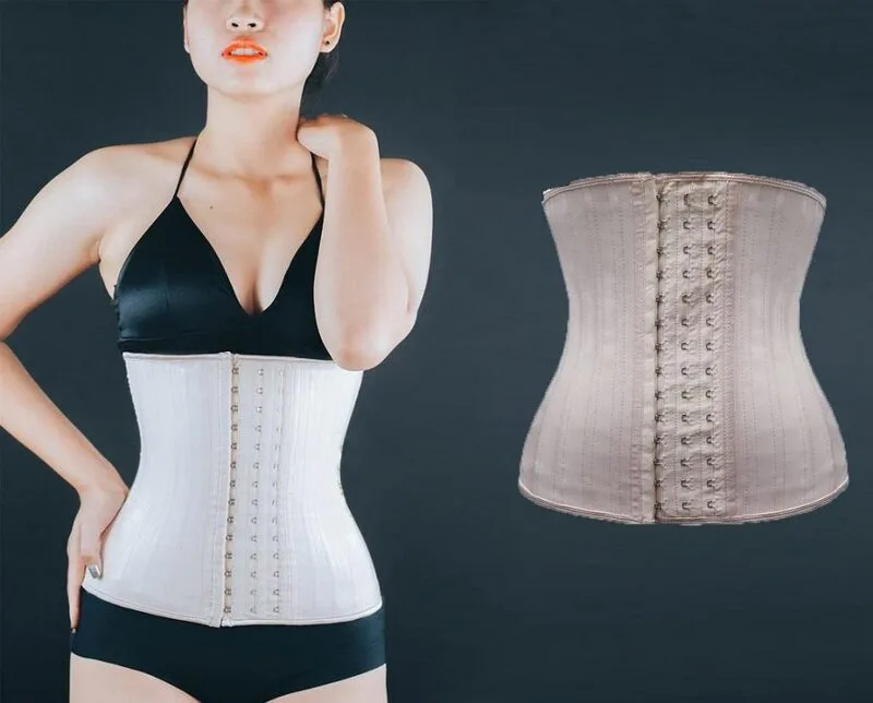 Vùng bụng sau sinh cần thời gian phục hồi; chườm ấm và đai bụng chỉ nên dùng đúng cách, không siết ép.