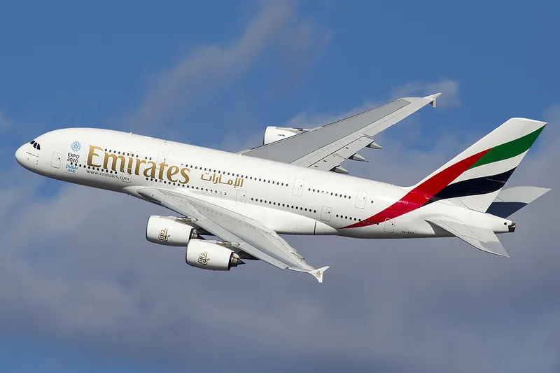 Airbus A380 là máy bay chở khách lớn nhất từng được chế tạo, nổi bật với thiết kế hai tầng và sức chứa rất lớn.