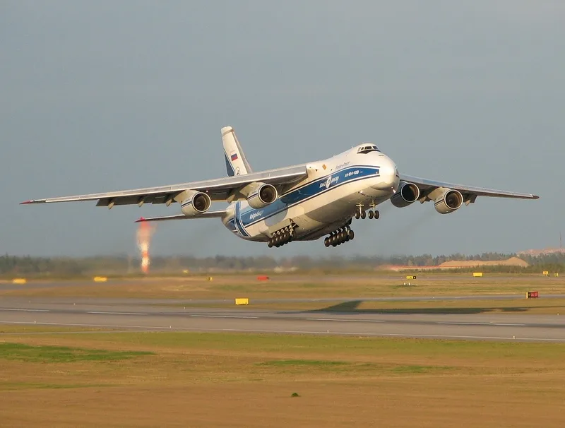 Antonov An-124 là một trong những máy bay vận tải siêu trọng đáng chú ý nhất hiện nay, với phiên bản nâng cấp có thể mang tải tới 150 tấn.