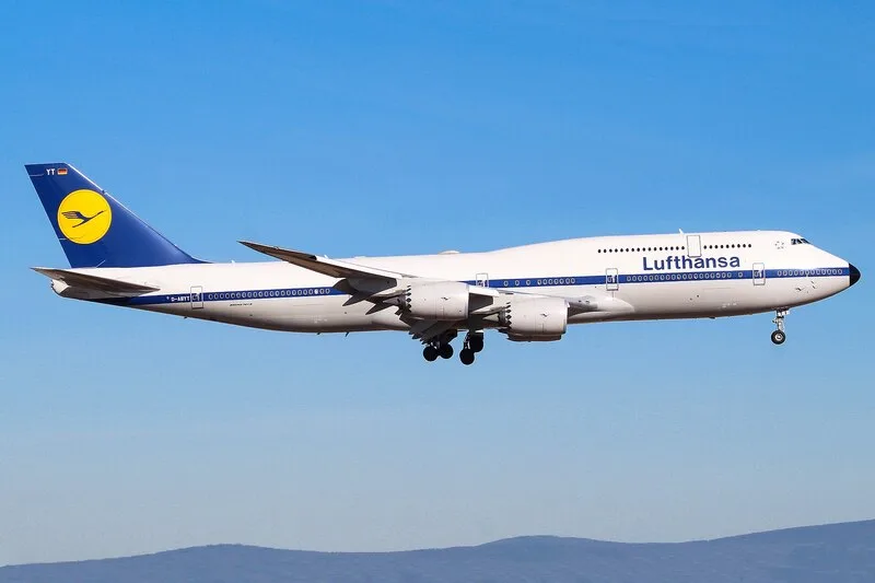 Boeing 747-8F là “gã khổng lồ” của vận tải hàng hóa thương mại, nổi bật với thân dài và khả năng chuyên chở đường dài.